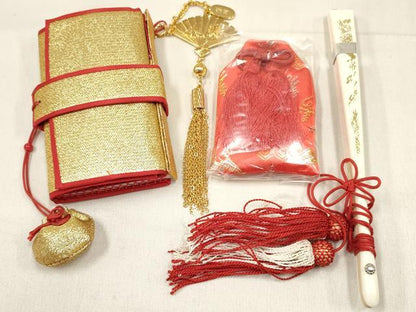 平和屋着物[]女の子　7歳　子供　小物セット(草履・バッグ・帯締め)　花蝶文　金銀糸　箱付き　逸品　DABC5102ma