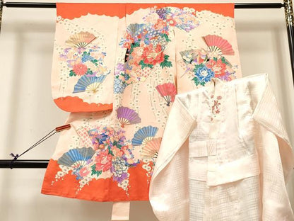 平和屋着物[]七五三　女の子　３歳　祝着　三つ身　長襦袢(袷・半衿刺繍)セット　駒刺繍　扇面孔雀花文　金彩　逸品　DABC5129ma