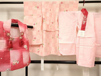 平和屋着物[]七五三　女の子　３歳　祝着　三つ身　長襦袢(単衣・半衿刺繍)・被布セット　市松草花文　金彩　逸品　DABC5137ma