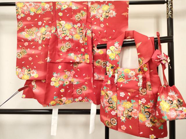 平和屋着物[]七五三　女の子　３歳　祝着　三つ身　被布・巾着・髪飾りセット　折り鶴　御所車鼓花文　暈し染め　金彩　DABC5139ma