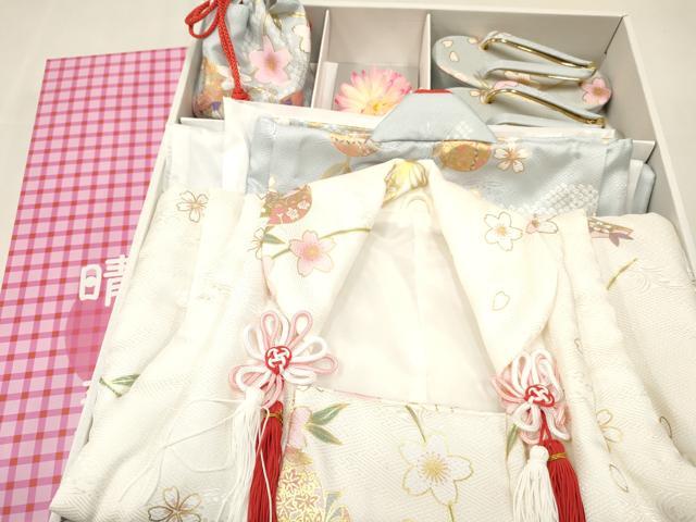 平和屋着物[]七五三　女の子　３歳　祝着　三つ身　長襦袢(単衣)・被布・草履・小物セット　鈴花文　金彩　箱付き　DABC5316ma
