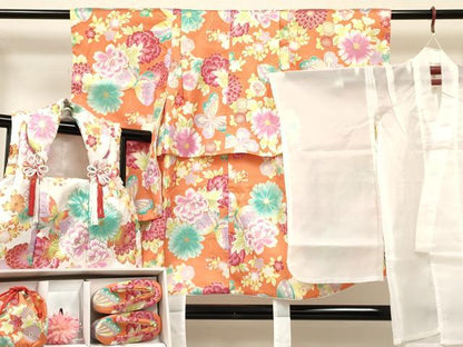 平和屋着物[]七五三　女の子　３歳　祝着　三つ身　長襦袢(単衣)・被布・草履・小物セット　花蝶文　金彩　箱付き　DABC5317ma