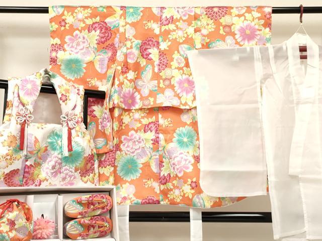 平和屋着物[]七五三 女の子 ３歳 祝着 三つ身 長襦袢(単衣)・被布・草履・小物セット 花蝶文 金彩 箱付き DABC5317ma