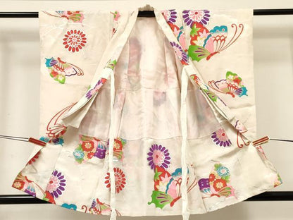 平和屋着物[]七五三　女の子　３歳　祝着　三つ身　舞蝶芝菊文　銀彩　洗える着物　DABC5436ma