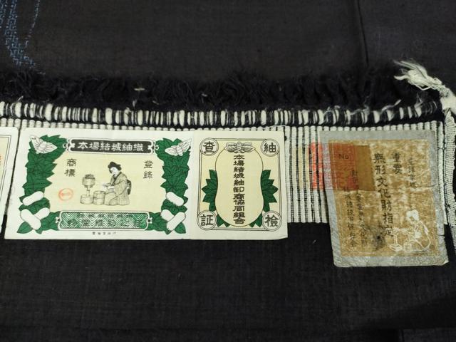平和屋着物●本場結城紬　重要無形文化財　100亀甲草花間道　濃紺地　奥順謹製　証紙付き　正絹　逸品　DABD1639ps