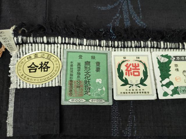 平和屋着物●本場結城紬　重要無形文化財　100亀甲草花間道　濃紺地　奥順謹製　証紙付き　正絹　逸品　DABD1639ps