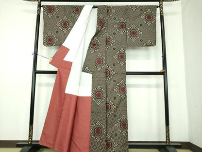 平和屋着物●本場大島紬　龍郷絣　花菱文　正絹　逸品　DABD1644ps