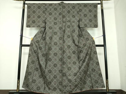 平和屋着物●本場大島紬　龍郷絣　花菱文　祝義光作　証紙付き　正絹　逸品　未使用　DABD1676ps
