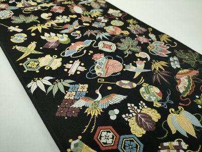 平和屋着物●西陣の老舗　1782年創業　山下織物　六通柄袋帯　唐織　宝尽くし飛鶴花文　黒地　金糸　正絹　逸品　DABD1897ps