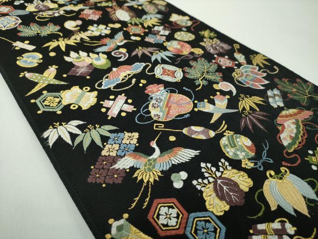 平和屋着物●西陣の老舗　1782年創業　山下織物　六通柄袋帯　唐織　宝尽くし飛鶴花文　黒地　金糸　正絹　逸品　DABD1897ps