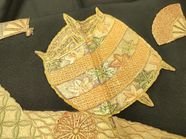 平和屋着物▼中国三大刺繍　スワトウ刺繍　汕頭刺繍　黒留袖　駒刺繍　糸車熨斗花文　金彩　正絹　逸品　DABD5526fe