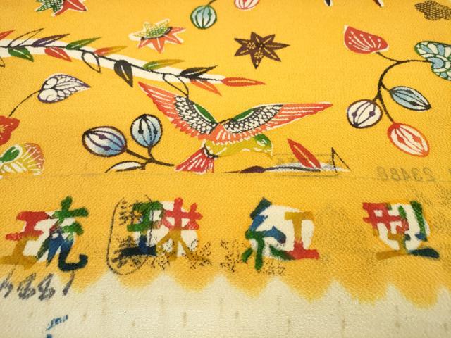 平和屋着物●小紋　反物　着尺　琉球紅型　花鳥文　金茶色地　鬼しぼ縮緬　逸品　未使用　DABD8715zzz