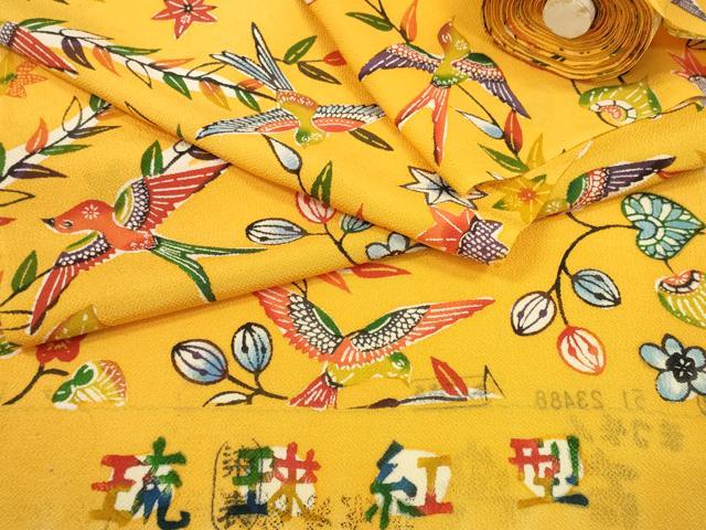 平和屋着物●小紋　反物　着尺　琉球紅型　花鳥文　金茶色地　鬼しぼ縮緬　逸品　未使用　DABD8715zzz