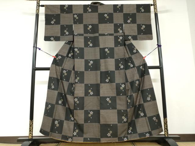 平和屋着物●本場大島紬　9マルキ　舞桜格子文　正絹　逸品　未使用　DABD9042ud