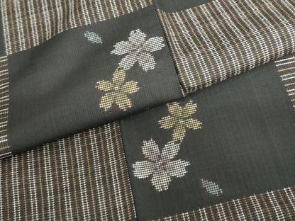 平和屋着物●本場大島紬　9マルキ　舞桜格子文　正絹　逸品　未使用　DABD9042ud