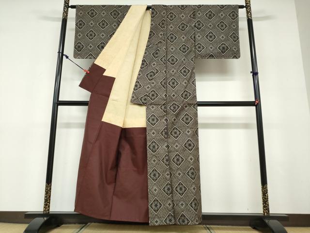 平和屋着物●本場大島紬　龍郷絣　幾何学文様　正絹　逸品　未使用　DABD9434ud