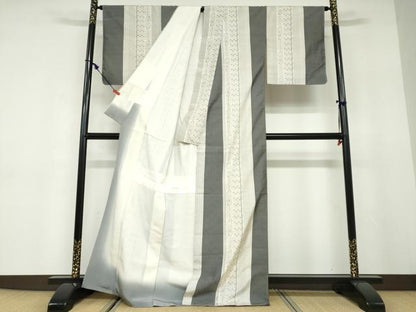 平和屋着物●本場大島紬　白大島　120亀甲　幾何学間道　正絹　逸品　未使用　DABD9758ud
