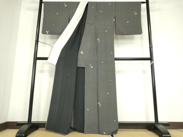 平和屋着物▽上質な小紋　単衣　縞に舞花　黒地　金彩　正絹　逸品　DABE4188az 平和屋着物▽上質な小紋 単衣 縞に舞花 黒地 金彩 正絹 逸品