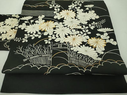 平和屋着物●塩瀬　九寸名古屋帯　駒刺繍　雲取り柴垣花文　黒地　金糸　正絹　逸品　DABE5316ps