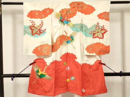 平和屋着物[]お宮参り　女の子　祝着　産着　初着　のしめ　駒刺繍　雲取り飛鶴花文　金彩　逸品　DABE7130ma
