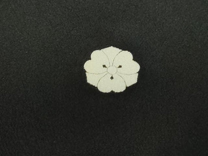 平和屋着物■豪華黒留袖　作家物　駒刺繍　宝尽くし飛鶴花文　暈し染め　金彩　正絹　逸品　DABE8529qa