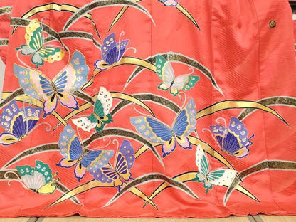 平和屋着物●本手描友禅作家　秋山章　振袖　駒刺繍　舞蝶文　金彩　正絹　逸品　DABF1263ud