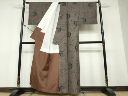 平和屋着物●本場大島紬　古代染色純泥染　草花丸文　証紙付き　隈元信儀作　正絹　逸品　未使用　DABF1529ud