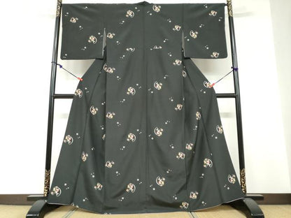 平和屋着物●小紋　舞桜文　月兎　黒地　洗える着物　DABF1604ud