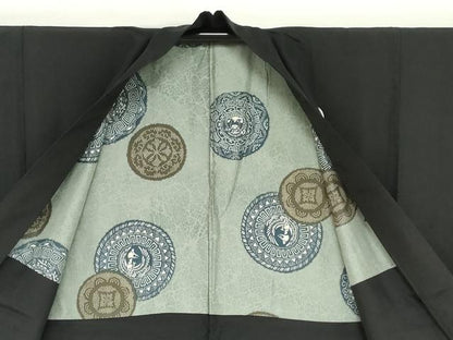 平和屋着物●男性　黒紋付　羽織セット　羽裏：花鳥絵皿文　正絹　逸品　DABF1714ud