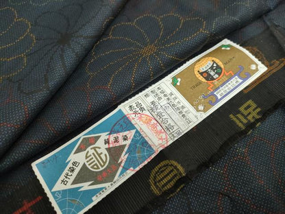 平和屋着物●本場奄美大島紬　7マルキ　古代染色純泥染　舞花文　証紙付き　恵絹織物謹製　正絹　逸品　DABF1781ud