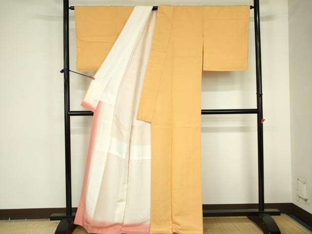 平和屋着物●上質な色無地　紗綾形花地紋　萱草色　正絹　逸品　DABF3722op