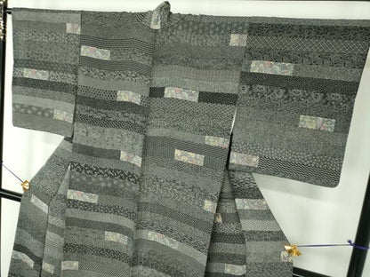平和屋着物●伝統工芸士　染谷梅治　小紋　百柄　横段更紗花文　黒地　さが美扱い　正絹　逸品　ps