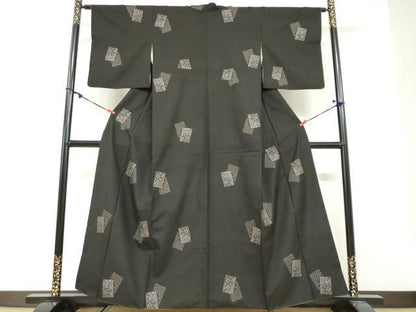 平和屋着物●本場大島紬　9マルキ　地空き　色紙重ね草花文　正絹　逸品　DABG2295ud