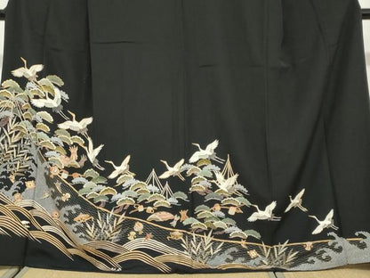 平和屋着物●豪華黒留袖　駒刺繍　宝尽くし飛鶴松文　金彩　正絹　逸品　DABG2799ud