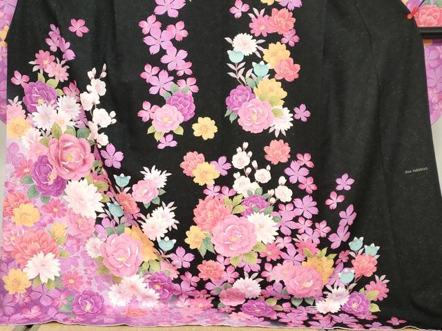 平和屋着物●押切もえ　MOE OSHIKIRI　振袖　舞花文　暈し染め　黒地　金通し地　正絹　逸品　DABG2982ud