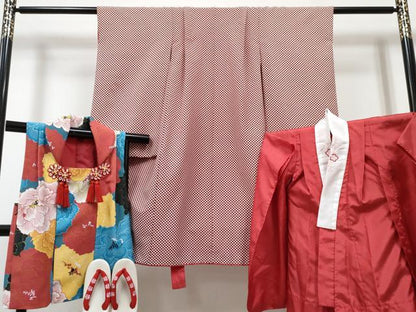 平和屋着物[]七五三　女の子　３歳　祝着　三つ身　長襦袢(単衣・半衿刺繍)・被布・草履セット　豆千代モダン 市松 牡丹 金彩　DABG3031ma