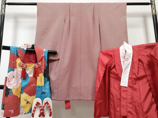 平和屋着物[]七五三　女の子　３歳　祝着　三つ身　長襦袢(単衣・半衿刺繍)・被布・草履セット　豆千代モダン 市松 牡丹 金彩　DABG3031ma