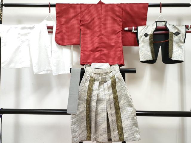 平和屋着物[]七五三　男の子　祝着・陣羽織・長襦袢(単衣)・行灯袴・帯セット　赤紅色　矢羽菱文　金銀糸　DABG3043ma
