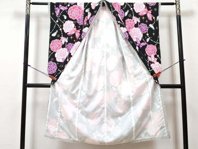 平和屋着物[]七五三　女の子　７歳　祝着　四つ身　襦袢(単衣・半衿刺繍)セット　王冠　花蝶文　黒地　金彩　洗える着物　DABG3064ma