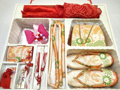平和屋着物[]和装小物　女の子　子供　草履・バッグ・帯揚げ・しごきセット　飛鶴花文　金糸　箱付き　逸品　DABG3136ma　