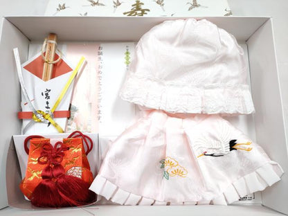 平和屋着物[]和装小物　お宮参り　女の子　子供　帽子・スタイ・お守り袋セット　刺繍　飛鶴松文　薄桜色　箱付き　DABG3138ma