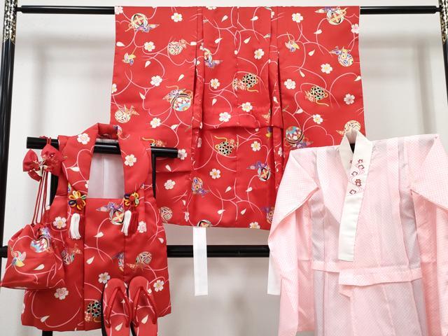 平和屋着物[]七五三　女の子　３歳　祝着　三つ身　長襦袢(単衣)・被布・草履・小物セット　風車 折り鶴鞠花文 金彩　箱付き　DABG3151ma