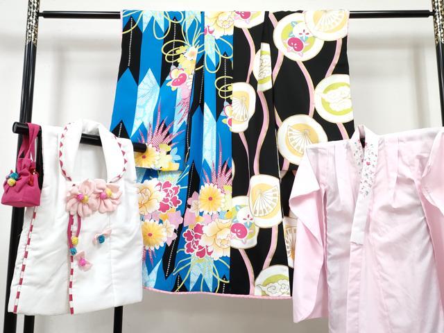 平和屋着物[]七五三　女の子　３歳　祝着　三つ身　長襦袢(単衣)・被布・巾着セット　矢羽扇面花文 金彩 片身変り　洗える着物　DABG3200ma