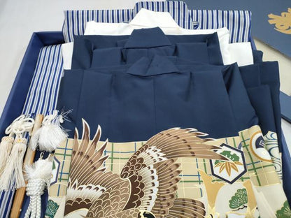 平和屋着物[]七五三　男の子　祝着・羽織・長襦袢(単衣)・行灯袴・小物セット　鷹　鷲　兜　流水笹松文　金彩　箱付き　DABG3206ma