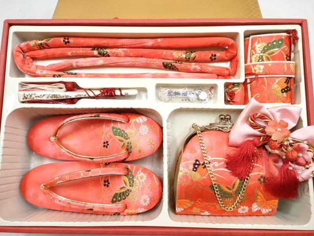 平和屋着物[]和装小物　女の子　子供　草履・バッグ・帯締め・小物セット　花蝶文　金糸　箱付き　逸品　DABG3211ma