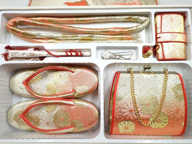 平和屋着物[]和装小物　女の子　子供　草履・バッグ・帯締め・小物セット　菊　金銀糸　箱付き　逸品　DABG3482ma