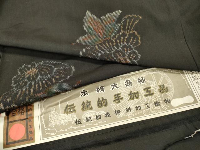 平和屋着物▽本絹大島紬　単衣　舞蝶花文　黒地　証紙付き　正絹　逸品　未使用　DABG5692fe