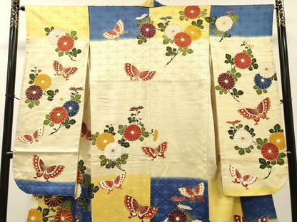 平和屋着物▼豪華振袖　駒刺繍　舞蝶菊文　暈し染　金彩　金通し地　正絹　逸品　DABG5915fe