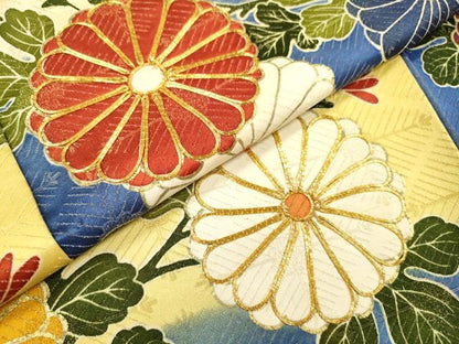 平和屋着物▼豪華振袖　駒刺繍　舞蝶菊文　暈し染　金彩　金通し地　正絹　逸品　DABG5915fe