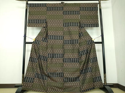 平和屋着物●本場大島紬　9マルキ　横段立涌矢羽根文　やまと誂製　正絹　逸品　DABG8547ps